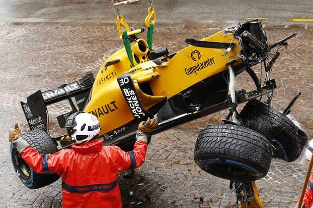 Motorsports: FIA Formula One World Championship WM Weltmeisterschaft 2016, Grand Prix of Monaco, car of 30 Jolyon Palmer (GBR, Renault Formula 1 Team) after crash xHOCHxZWEIx