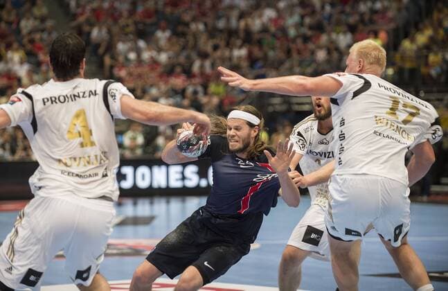 Mikkel HANSEN (Paris), im Duell gegen drei Kieler Spieler Domagoj DUVNJAK l. und Patrick WIENCEK r. (KI), Zweikampf, Aktion, Spiel um Platz 3., Paris St. Germain - THW Kiel (KI), am 29.05.2016. Handball Champions League Final Four am 28.05 - 29.05.2016 in Koeln Deutschland.