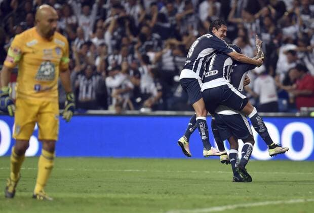 Rayados de Monterrey s players celebrate a goal against Tuzos de Pachuca on 29 May 2016 during their Clausura Tournament match held at the BBVA Monterrey stadium in Monterrey (Mexico). RAYADOS DE MONTERREY VS. TUZOS DE PACHUCA !ACHTUNG: NUR REDAKTIONELLE NUTZUNG!  20160530-636001935556618924