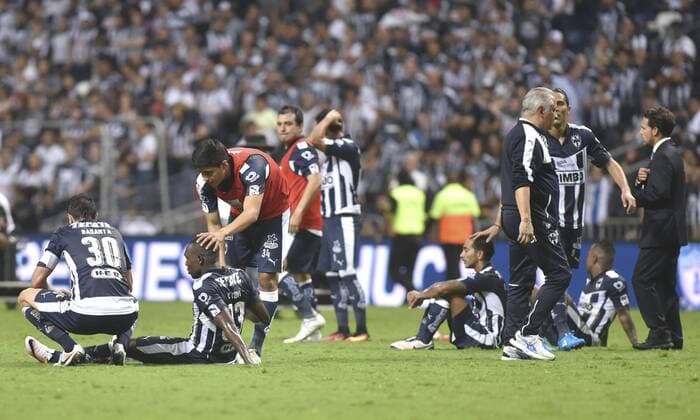 Rayados de Monterrey s players regret their team s defeat against Tuzos de Pachuca after the final match of the Torneo Clausura tournament between Rayados de Monterrey and Tuzos de Pachuca in Monterrey, Mexico, 29 May 2016. RAYADOS DE MONTERREY VS. TUZOS DE PACHUCA !ACHTUNG: NUR REDAKTIONELLE NUTZUNG!  20160530-636001938720454924