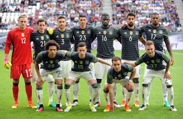 Benefiz-Länderspiel: Deutschland - Slowakei 29.05.2016 in Augsburg. 11er Mannschaft Deutschland vor dem Spiel. Hintere Reihe v.l: Bernd Leno, Sebastian Rudy, Jonas Hector, Mario Gomez, Antonio Rüdiger, Sami Khedira udn Jerome Boateng. Vorne v.l: Leroy Sane, Julian Draxler, Mario Götze und Joshua Kimmich. HM