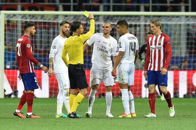 Fußball Champions League Finale Real Madrid - Atletico Madrid am 28.05.2016 im Giuseppe-Meazza-Stadion in Mailand FIFA-Schiedsrichter Mark Clattenburg ( England ) zeigt Pepe ( Real Madrid ) die gelbe Karte xRx