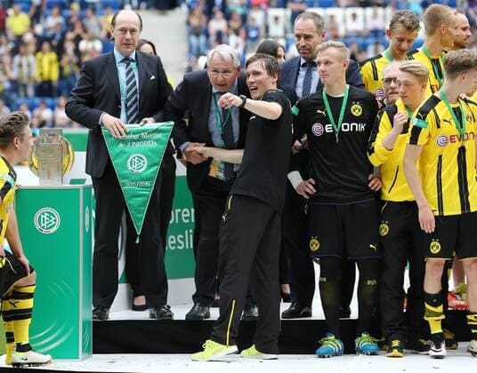 Sonntag 29.05.2016, Saison 2015 2016, U19 Junioren Bundesliga, Endspiel um die Deutsche Meisterschaft in der Sinsheimer Rhein-Neckar-Arena, Dortmunder Jubel nach Abpfiff: Hannes Wolf (Trainer, BVB) erhält den Siegerwimpel