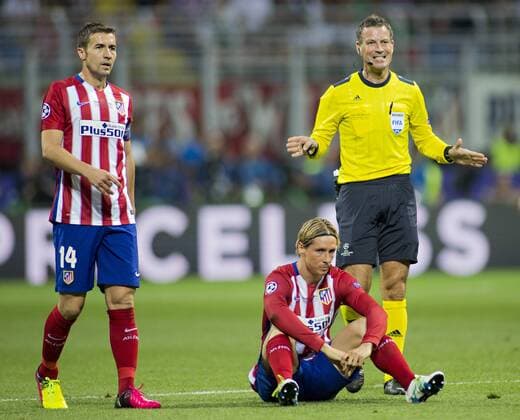 Fernando Torres (Atletico) am Boden. Dahinter SR Mark Clattenburg (ENG) 28.05.2016, Mailand, Real MADRID VS. ATLETICO MADRID Â