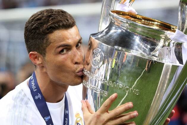 MAY 28: Cristiano Ronaldo of Real Madrid kisses the trophy following his team s victory in a penalty shootout during the UEFA Champions League final match between Real Madrid and Club Atletico de Madrid at Stadio Giuseppe Meazza on May 28, 2016 in Milan, Italy. (Photo by Ivan Abanades Medina)  xIvanxAbanadesxMedinax xRealxMadridxCFx-xAtleticoxdexMadridx(UEFAxChampionsxLeaguexFinal).x