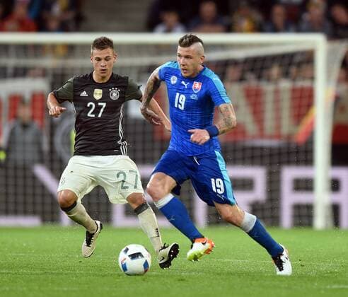 Benefiz-Länderspiel: Deutschland - Slowakei 29.05.2016 in Augsburg. Juray Kucka (SVK) Aktion vor Joshua Kimmich (Deut.). HM