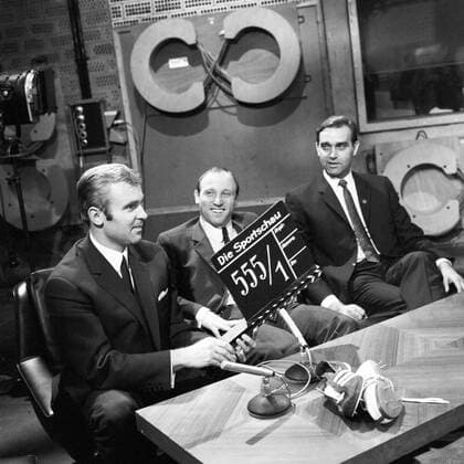 Die Sportschau Die Sportschau, Sportnachrichtensendung des WDR, Deutschland 1968, Studioaufnahme, Gast: Uwe Seeler (Mitte). Die Sportschau, sporting news, Germany 1968, studiostill., guest: Uwe Seeler (centre) Copyright: Roba SiegfriedxPilz UnitedArchives20036 the Sports review the Sports review the WDR Germany 1968 Studio shooting Guest Uwe Seeler centre the Sports review Sporting News Germany 1968 Studiostill Guest Uwe Seeler Centre Copyright roba SiegfriedxPilz UnitedArchives20036 UnitedArchives69951505