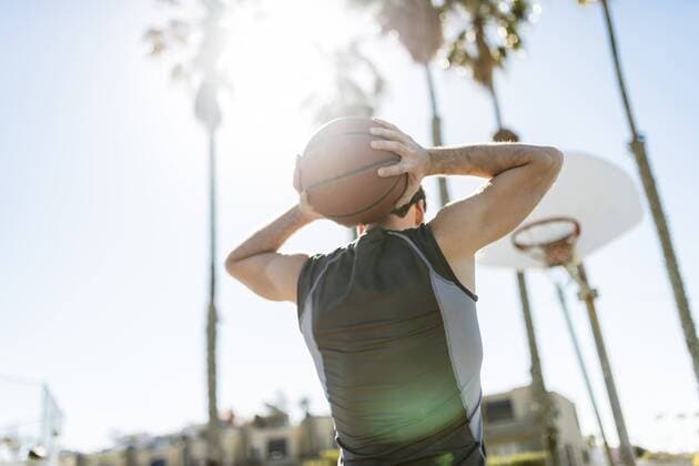 Young man practicing on outdoor court model released Symbolfoto  LEF000096