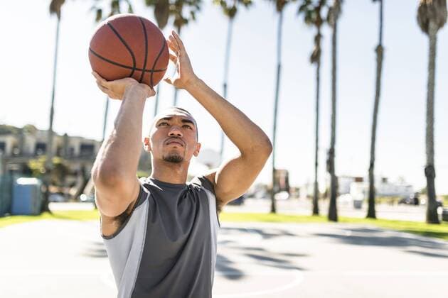 Young man practicing on outdoor court model released Symbolfoto  LEF000099