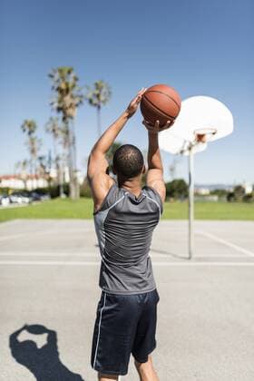 Young man practicing on outdoor court model released Symbolfoto  LEF000100