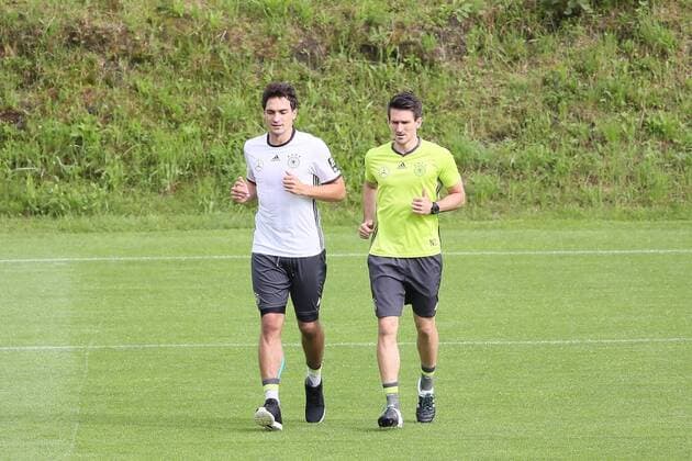 Bilder des Tages - SPORT EURO 2016, DFB Training in Ascona nach Kadernominierung Mats Hummels im Lauftraining - Training der Deutschen Nationalmannschaft zur EM-Vorbereitung nach der Kadernominierung vor 350 Kindern aus Ascona, Schweiz