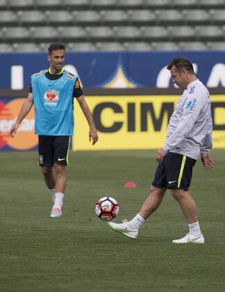 Coach Carlos Dunga (R), of the national team Nationalteam of Brazil during a practice at the StubHub Center in Carson California on 31 May 2016. The team is preparing for the Copa America Centenario 2016 on 04 June at the Rose Bowl stadium in Pasadena California. EFE JAVIER ROJAS BRAZILIAN NATIONAL TEAM TRAINING SESSION IN CARSON !ACHTUNG: NUR REDAKTIONELLE NUTZUNG!  CAR15 20160601-636003512921875784