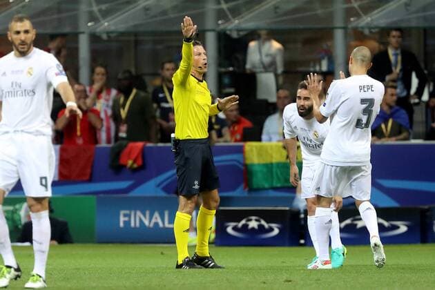 UEFA Champions League Final 2015 2016 Stadio San Siro - Milan - Italy 28 05 2016 20:45CET (20:45 local time) Match referee Mark Clattenburg (ENG) (centre) during the UEFA Champions League Final 2015 2016 at the Stadio San Siro in Milan, Italy. UEFA Champions League Final 2015 2016