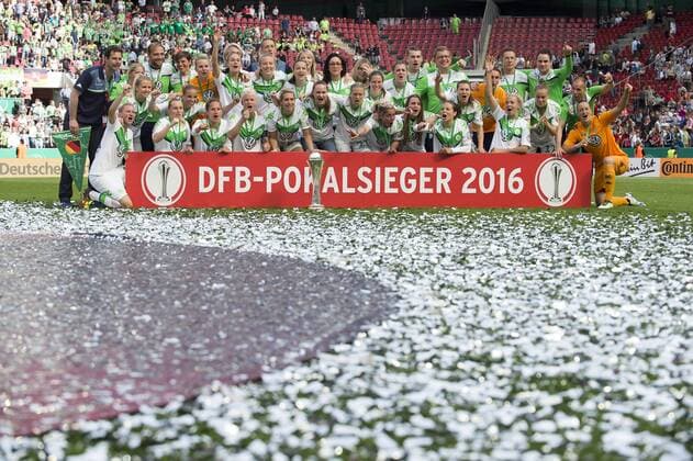Feature, Mannschaftsfoto WOB mit dem Pokal, hinter der Bande DFB Pokalsieger 2016 , Teamfoto, Team, Mannschaft, Fussball DFB Pokal Finale der Frauen 2016, SC Sand - VfL Wolfsburg (WOB) 1:2, am 21.05.2016 in Koeln Deutschland.
