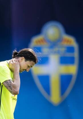 Bilder des Tages SPORT Zlatan Ibrahimovic tar sig för nacken - Training Schweden Nationalteam 1 juni 2016 in Bastad.  Copyright: PETTERxARVIDSON BB160601PA100