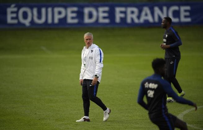 Themen der Woche - SPORT Bilder des Tages SPORT 01.06.2016, Fussball Europameisterschaft 2016, Trainingslager Fussball-Nationalmannschaft von Frankreich im Stubaital, Österreich. Öffentliches Training im Stadion von Neustift. Trainer Didier Deschamps (Frankreich) nachdenklich. 