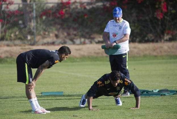 Dani Alves (L) and Hulk (C) of Brazilian national soccer team participate in a training session at the StubHub Center in Carson California, US, 01 June 2016. The team is preparing for the Copa America Centenario 2016. Brazilian national soccer team training session !ACHTUNG: NUR REDAKTIONELLE NUTZUNG!  PAS01 20160602-636004446187814409