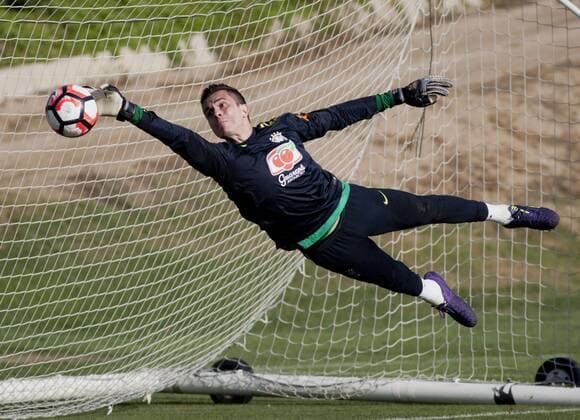 Alisson of Brazilian national soccer team participates in a training session at the StubHub Center in Carson California, US, 01 June 2016. The team is preparing for the Copa America Centenario 2016. Brazilian national soccer team training session !ACHTUNG: NUR REDAKTIONELLE NUTZUNG!  PAS01 20160602-636004446200918325