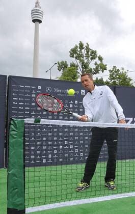 Tennis Mercedes Cup Stuttgart 02.06.2016 Deutschland Tennis Mercedes Cup Stuttgart beim TC Weissenhof Pressekonferenz und Show Einlage untern Fernsehturm mit Philipp Kohlschreiber( GER)
