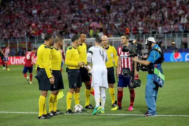UEFA Champions League Final 2015 2016 Stadio San Siro - Milan - Italy 28 05 2016 20:45CET (20:45 local time) Match referee Mark Clattenburg (third from left) and his match officials with Real Madrid C.F. captain Sergio Ramos (number 4 in white Kit) and Atletico Madrid captain Gabi (right in white, red and blue kit) before the UEFA Champions League Final 2015 2016 at the Stadio San Siro in Milan, Italy. UEFA Champions League Final 2015 2016