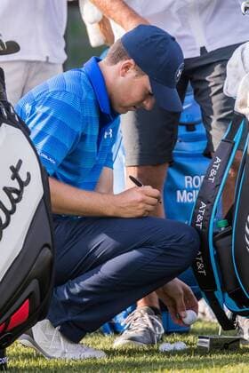 Golf, The Memorial Tournament in Dublin, Ohio June 2, 2016 - Dublin, Ohio, U.S - Jordan Spieth looks over his scorecard prior to the first round of The Memorial Tournament at Muirfield Village Golf Club, Dublin, Ohio. PGA Golf Herren 2016 - The Memorial Tournament - First Round - ZUMAs304