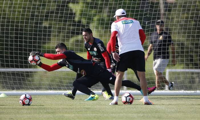 Costa Rica s goalkeeper Danny Carvajal (L) participates in an open training session to prepare for Copa America Centenario in Orlando, Florida, United States, 2 June 2016. Costa Rica will face Paraguay at the Orlando Citrus Bowl next Saturday. COSTA RICA S SOCCER TEAM PRESSER !ACHTUNG: NUR REDAKTIONELLE NUTZUNG!  ORL012 20160603-636005106971383930
