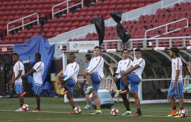 Colombian soccer national team Nationalteam players participate in a training session, before the Copa America Centenario 2016 inauguration match against USA s national team at Levi s stadium in Santa Clara, CA., USA.. 03 June 2016. EFE David Fernandez COLOMBIAN SOCCER NATIONAL TEAM TRAINING SESSION IN SANTA CLARA !ACHTUNG: NUR REDAKTIONELLE NUTZUNG!  SCL01 20160603-636005235161863642