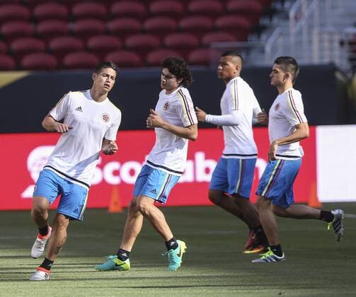 Colombian soccer national team Nationalteam player James Rodriguez (L) participates in a training session, before the Copa America Centenario 2016 inauguration match against USA s national team, at Levi s stadium in Santa Clara, CA., USA.. 03 June 2016. EFE David Fernandez COLOMBIAN SOCCER NATIONAL TEAM TRAINING SESSION IN SANTA CLARA !ACHTUNG: NUR REDAKTIONELLE NUTZUNG!  SCL08 20160603-636005236427788390