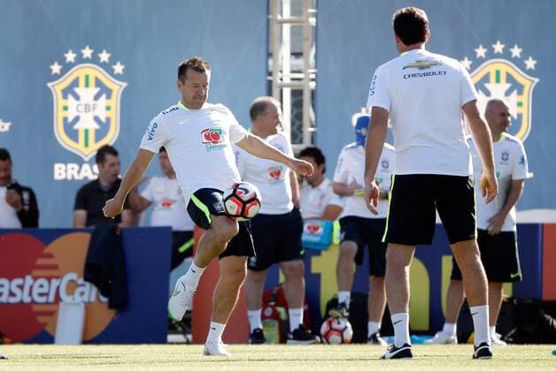 Brazilian soccer national team Nationalteam Coach, Carlos Dunga (L), participates in a Copa America centenario 2016, team s training session in Los Angeles, USA, 02 June 2016. TRAINING SESSION OF SOCCER NATIONAL TEAM OF BRAZIL !ACHTUNG: NUR REDAKTIONELLE NUTZUNG!  LAX07 20160603-636005265638300517