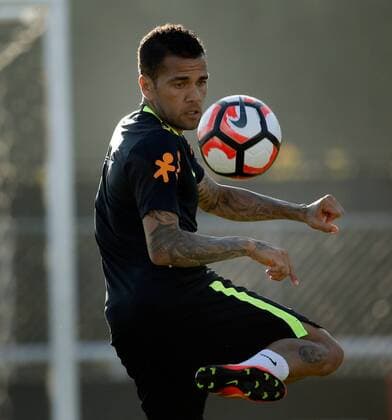 Brazilian soccer national team Nationalteam player Alves, participates in a Copa America centenario 2016, team s training session in Los Angeles, USA, 02 June 2016. TRAINING SESSION OF SOCCER NATIONAL TEAM OF BRAZIL !ACHTUNG: NUR REDAKTIONELLE NUTZUNG!  LAX18 20160603-636005266908247671
