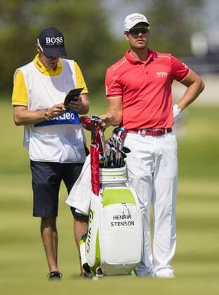 160603 Henrik Stenson, Sverige samtalar med sin caddie under dag tva av golftävlingen Nordea Masters den 3 Juni 2016 i Stockholm.  Copyright: ANDREASxSANDSTRÖM BB160603BB086