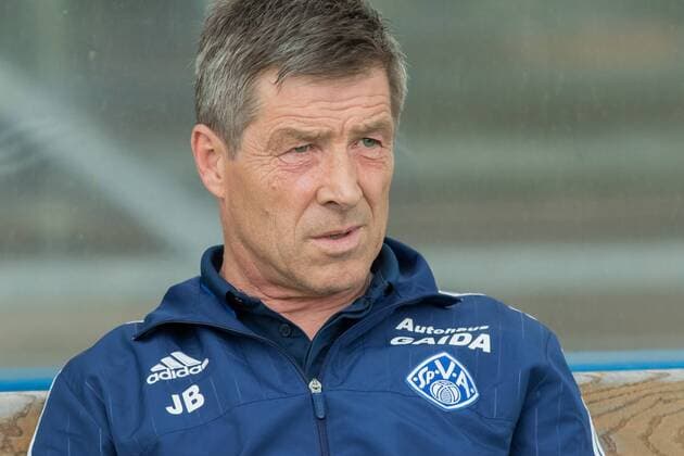 03.06.2016 Aschaffenburg, Stadion am Schoenbusch Regionalliga Bayern, Saison 2015 2016 Relegationsspiel Regionalliga Bayern SV Viktoria 01 Aschaffenburg (SVA) gegen TSV 1860 Rosenheim. Aktion: Juergen Baier (Trainer SV Viktoria 01 Aschaffenburg) vor dem Spiel auf der Trainerbank.
