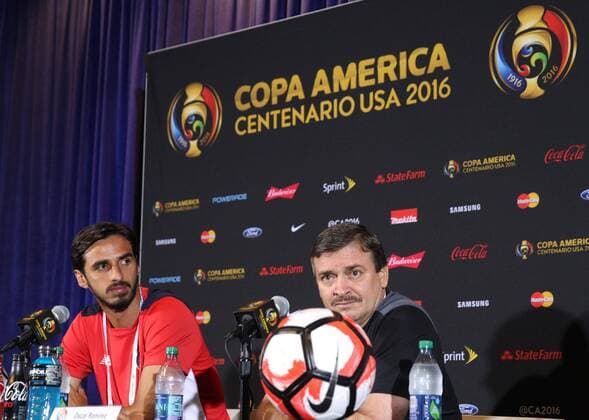 Costa Rica s coach, Oscar Ramirez (R), talks next to soccer player Bryan Ruiz during a press conference PK Pressekonferenz in Orlando, Florida, USA, on 3 June 2016. Costa Rica will face Paraguay this Saturday on 4 June 2016 during the America Cup 2016. Costa Rica s press conference !ACHTUNG: NUR REDAKTIONELLE NUTZUNG!  BIL101 20160603-636005916287045332