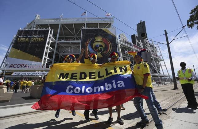 Colombian national team Nationalteam supporters celebrate before the match against USA before the inauguration match of the Copa America Centenario 2016 at the Levi s Stadium in Santa Clara, USA, 03 June 2016. EFE David Fernandez COLOMBIA VS. EE.UU. !ACHTUNG: NUR REDAKTIONELLE NUTZUNG!  COL13 20160604-636005996487936831