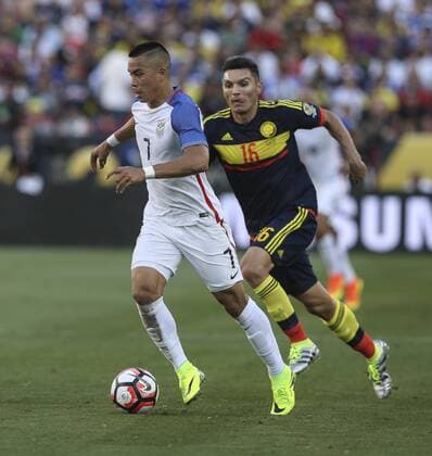 Colombian national team Nationalteam player Dayro Moreno (R) fights for the ball with Bobby Wood (L), during the inauguration match of the Copa America Centenario 2016 at Levi s Stadium in Santa Clara, USA, 03 June 2016. EFE David Fernandez COLOMBIA VS. EE.UU. !ACHTUNG: NUR REDAKTIONELLE NUTZUNG!  COL40 20160604-636006126362740825