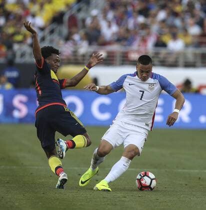 Colombian national team Nationalteam player Juan Cuadrado (L) fights for the ball with Bobby Wood (R), during the inauguration match of the Copa America Centenario 2016 at Levi s Stadium in Santa Clara, USA, 03 June 2016. EFE David Fernandez COLOMBIA VS. EE.UU. !ACHTUNG: NUR REDAKTIONELLE NUTZUNG!  COL42 20160604-636006126390196825