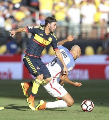 Colombian national team Nationalteam player Sebastian Pérez (L) fights for the ball with John Brooks (R), during the inauguration match of the Copa America Centenario 2016 at Levi s Stadium in Santa Clara, USA, 03 June 2016. EFE David Fernandez COLOMBIA VS. EE.UU. !ACHTUNG: NUR REDAKTIONELLE NUTZUNG!  COL43 20160604-636006127654576825