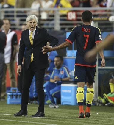 Colombian national team Nationalteam Coach, jose Pekerman, greets player Bacca (R) after defeating the US National team, during the inauguration match of the Copa America Centenario 2016 at Levi s Stadium in Santa Clara, USA, 03 June 2016. EFE David Fernandez COLOMBIA VS. EE.UU. !ACHTUNG: NUR REDAKTIONELLE NUTZUNG!  COL227 20160604-636006165052127746