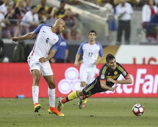 Colombian national team Nationalteam player Guillermo Celis (R) fights for the ball with USA s John Brooks (L), during the inauguration match of the Copa America Centenario 2016 at Levi s Stadium in Santa Clara, USA, 03 June 2016. EFE David Fernandez COLOMBIA VS. EE.UU. !ACHTUNG: NUR REDAKTIONELLE NUTZUNG!  COL230 20160604-636006165107507746