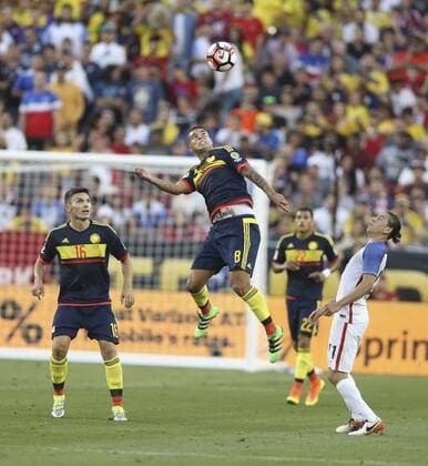 Colombian national team Nationalteam player Edwin Cardona (c) fights for the ball with USA s Alejandro Bedoya (R), during the inauguration match of the Copa America Centenario 2016 at Levi s Stadium in Santa Clara, USA, 03 June 2016. EFE David Fernandez COLOMBIA VS. EE.UU. !ACHTUNG: NUR REDAKTIONELLE NUTZUNG!  COL287 20160604-636006165750533890