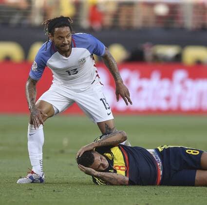 Colombian national team Nationalteam player Edwin Cardona (R), fights for the ball with USA s Jermaine Jones (L), during the inauguration match of the Copa America Centenario 2016 at Levi s Stadium in Santa Clara, USA, 03 June 2016. EFE David Fernandez COLOMBIA VS. EE.UU. !ACHTUNG: NUR REDAKTIONELLE NUTZUNG!  COL86 20160604-636006166379969680