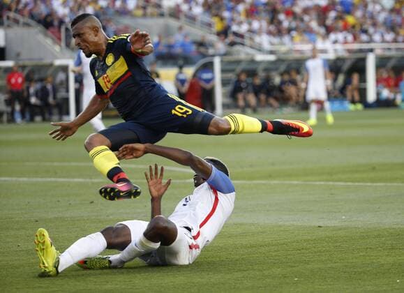Colombian national team Nationalteam player Farid Diaz (above), fights for the ball with USA s Gyasi Zardes (below), during the inauguration match of the Copa America Centenario 2016 at Levi s Stadium in Santa Clara, USA, 03 June 2016. COLOMBIA VS. EE.UU. !ACHTUNG: NUR REDAKTIONELLE NUTZUNG!  COL236 20160604-636006168310551424