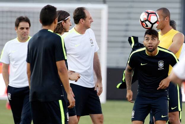 Gabriel (R) of the Brazilan national soccer team Nationalteam controls the ball during a training session at the Rose Bowl Stadium in Pasadena, US, 03 June 2016. Brazil will face Ecuador on 4 Junio during the Copa America Centenario. Brazil national soccer team Nationalteam training session !ACHTUNG: NUR REDAKTIONELLE NUTZUNG!  PSD405 20160604-636006176743530667