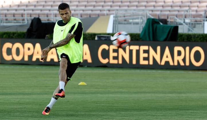 Dani Alves of the Brazilan national soccer team Nationalteam in action during a training session at the Rose Bowl Stadium in Pasadena, US, 03 June 2016. Brazil will face Ecuador on 4 Junio during the Copa America Centenario. EFE Juan Carlos Cardenas Brazil national soccer team Nationalteam training session !ACHTUNG: NUR REDAKTIONELLE NUTZUNG!  PSD405 20160604-636006176757726667