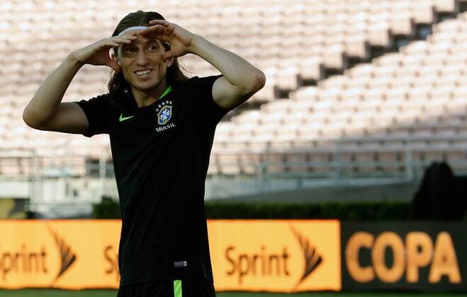 Filipe Luis of the Brazilan national soccer team Nationalteam gestures during a training session at the Rose Bowl Stadium in Pasadena, US, 03 June 2016. Brazil will face Ecuador on 4 Junio during the Copa America Centenario. EFE Juan Carlos Cardenas Brazil national soccer team Nationalteam training session !ACHTUNG: NUR REDAKTIONELLE NUTZUNG!  PSD405 20160604-636006176764902667