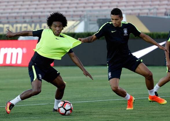 Willian (L) and Marquinos (R) of the Brazilan national soccer team Nationalteam in action during a training session at the Rose Bowl Stadium in Pasadena, US, 03 June 2016. Brazil will face Ecuador on 4 Junio during the Copa America Centenario. EFE Juan Carlos Cardenas Brazil national soccer team Nationalteam training session !ACHTUNG: NUR REDAKTIONELLE NUTZUNG!  PSD405 20160604-636006176772234667