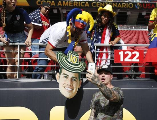 A Colombian national team Nationalteam supporter takes a selfie with Colombian singer J. Balvin (front) prior the inauguration of the Copa America Centenario 2016 at the Levi s Stadium in Santa Clara, USA, 03 June 2016. COLOMBIA VS. EE.UU. !ACHTUNG: NUR REDAKTIONELLE NUTZUNG!  COL16 20160604-636006188820582667