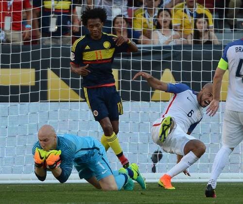 USA s goalie Brad Guzan (1) makes a save as Columbia s Juan Cuadrado (11) stands over him and USA s John Brooks (6) goes flying in the first half at COPA America Centenario at Levi s Stadium in Santa Clara, California on June 3, 2016. Colombia won 2-0.  SXP2016060306 TERRYxSCHMITT