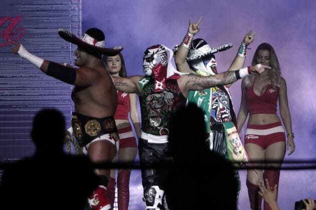 Mexican Texano Jr. (L), Pentagon Jr. (C) and Psycho Clown (R) wave during the second edition of the World Championship WM Weltmeisterschaft of Wrestling Free Style in Puebla, Mexico, 03 June 2016. Second edition of the World Championship of Wrestling Free Style !ACHTUNG: NUR REDAKTIONELLE NUTZUNG!  MEX602 20160604-636006239181692992