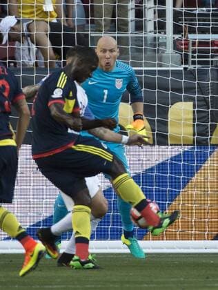 Colombia s Cristian Zapata kicks in a corner kick as USA s goalie Brad Guzan (1) looks on in the first half at COPA America Centenario at Levi s Stadium in Santa Clara, California on June 3, 2016. Colombia won 2-0.  SXP2016060301 TERRYxSCHMITT